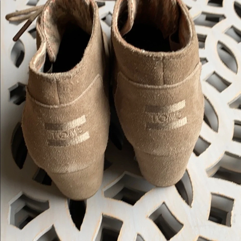 NWOT Toms tan platforms size 9.5​
